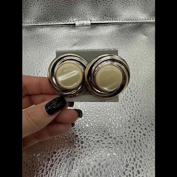 Vintage Gold and Ivory Round Clip-On Earrings - Picture 1 of 2